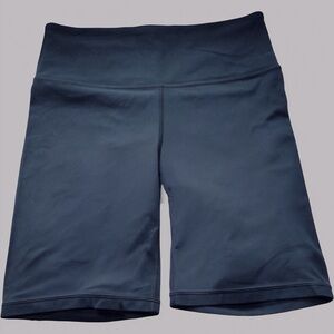 Athleta Elation 5” Shorts - Size M very good condition